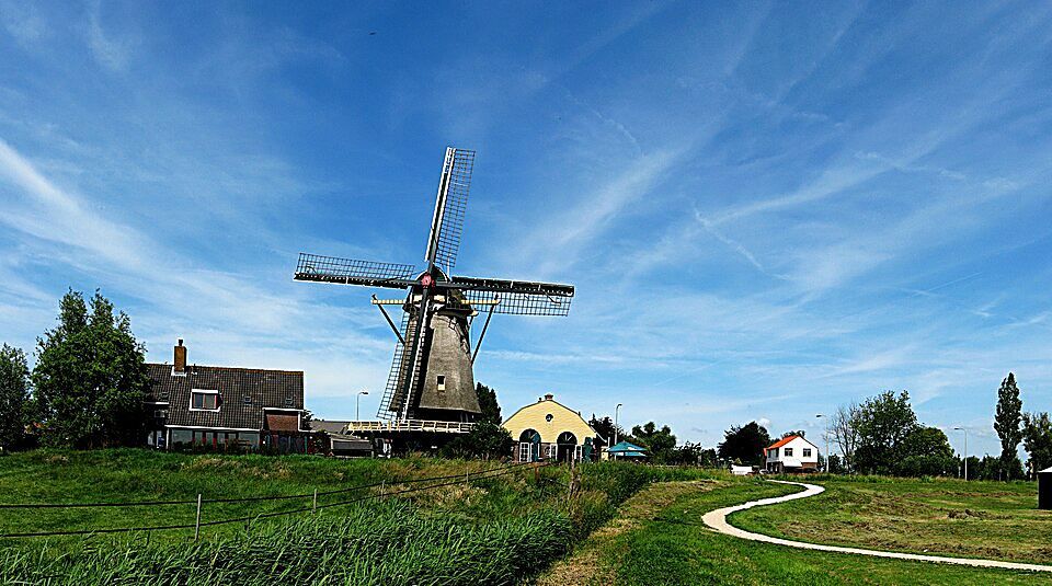 Molen bij de Dobbeplas met wandel- en fietsroutes