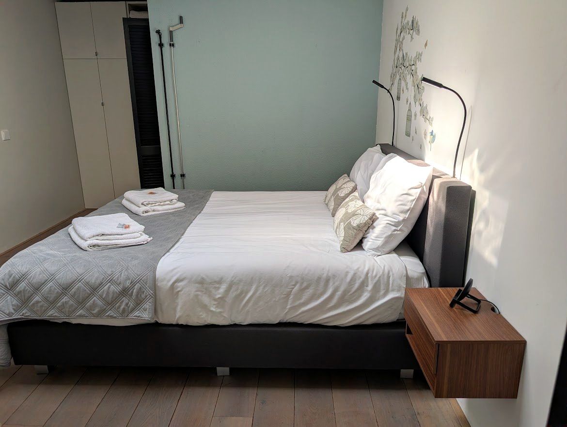 Slaapkamer met tweepersoonsbed en zachte tinten