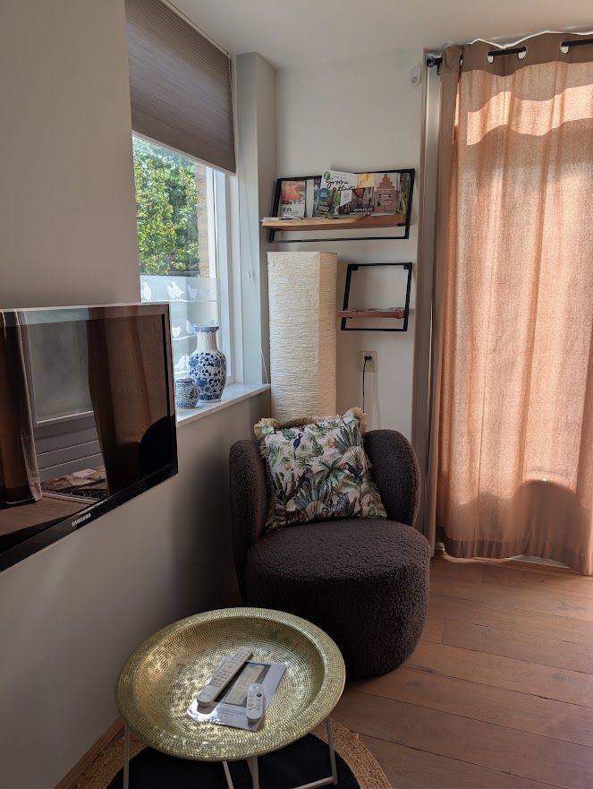 Woonkamer met bank, keuken en bar