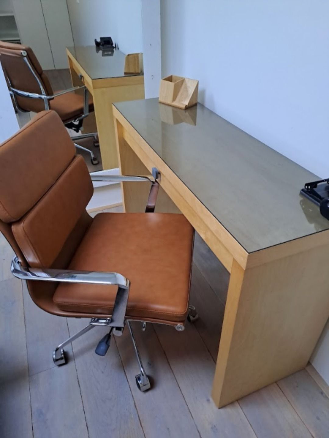 Werkplek met bureau en stoel